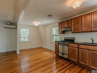 Building Photo - 84 Woodbury Rd