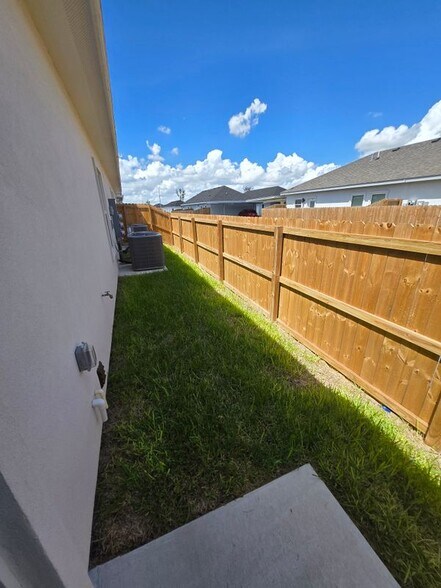 Building Photo - 913 N Clarence Ave