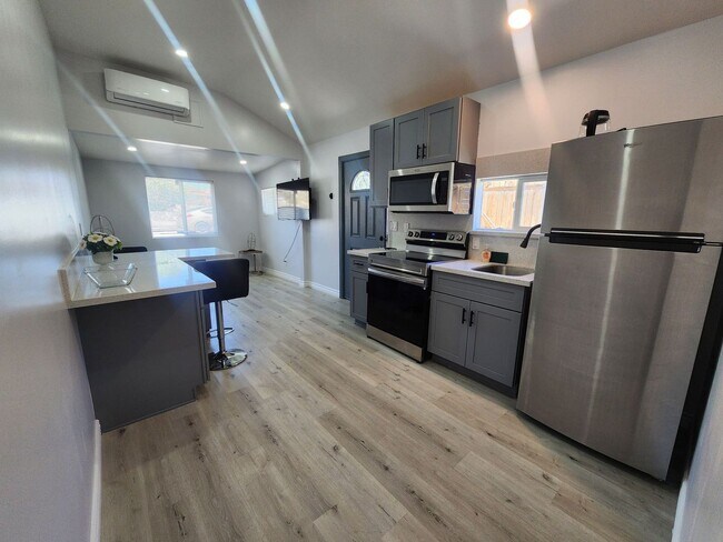 Building Photo - 6595 Oasis Ave