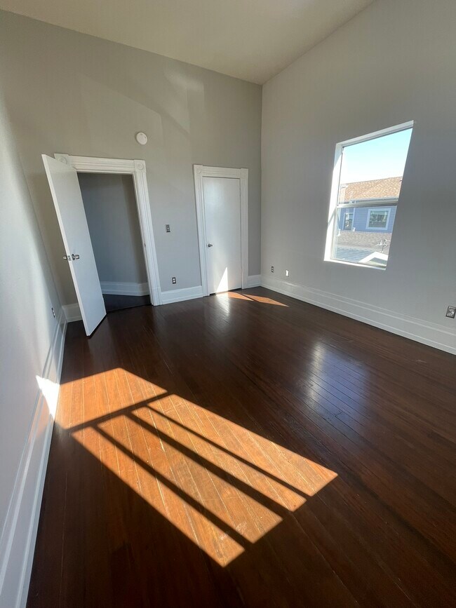 Building Photo - 1534 Center St