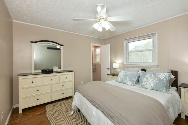 Building Photo - 3BR/2BA Home with Detached Garage – Fletch...