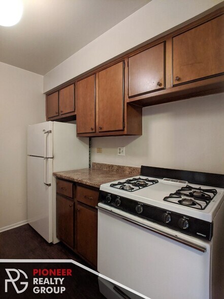 Building Photo - 665 W Wrightwood Ave