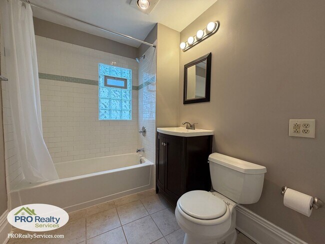 Building Photo - Charming 3 Bedroom Home
