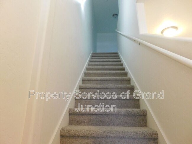 Building Photo - 621 Zenith Ln