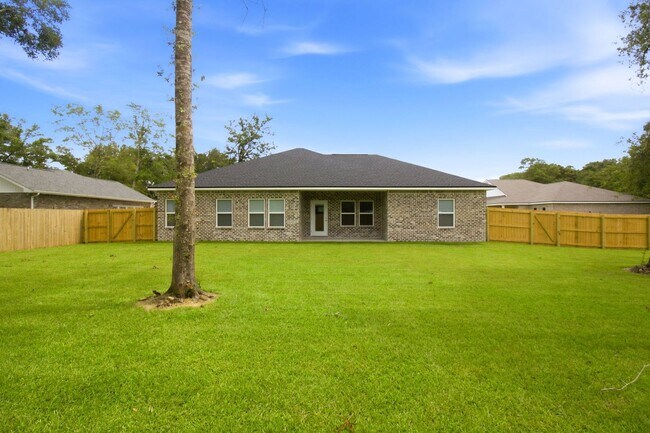 Building Photo - New 4 Bedroom in CRESTVIEW!!