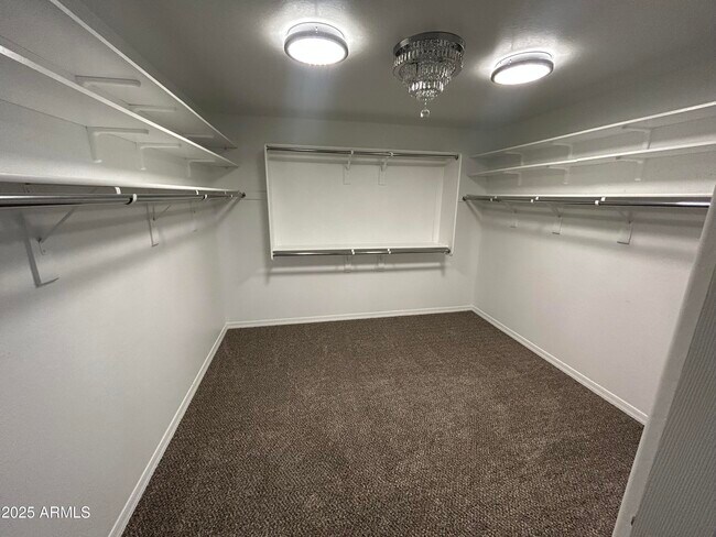 Building Photo - 25930 N Thornhill Dr