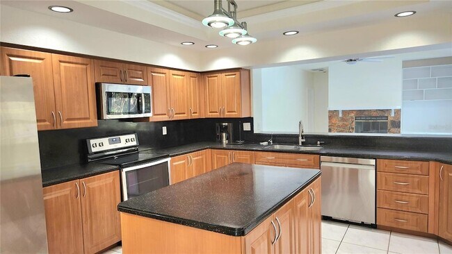 Building Photo - 3037 Crest Dr