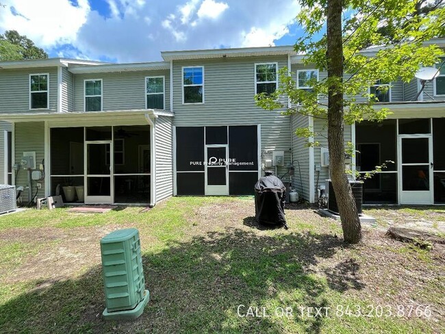 Building Photo - Spacious 2 Bedroom Townhouse in Gated Comm...