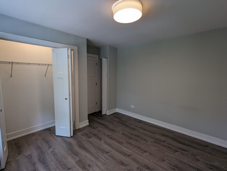 Building Photo - 456 W Barry Ave