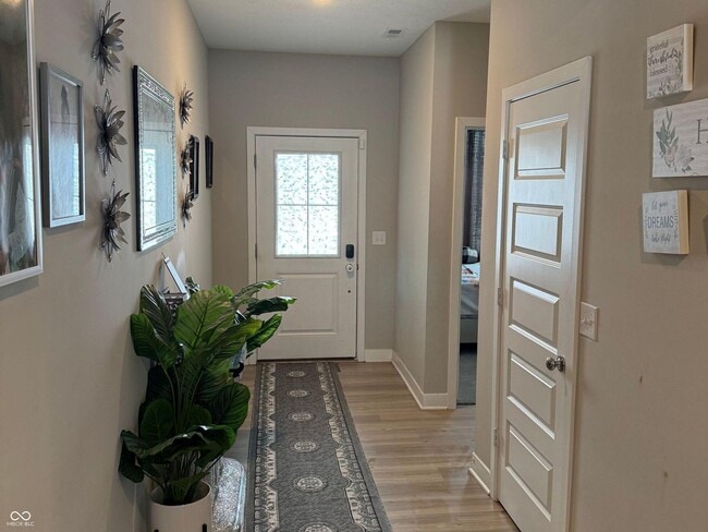 Building Photo - 8754 Laurelton Pl