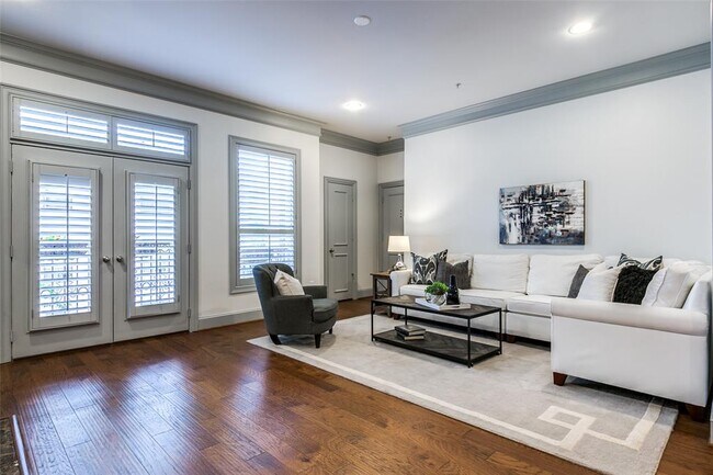 Building Photo - 2885 Woodside St