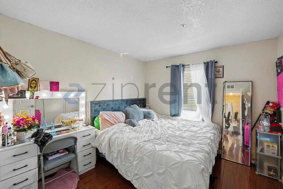 Building Photo - Unit