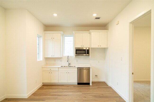 Building Photo - 31026 Sun Vly Dr