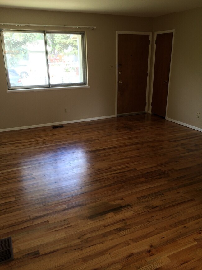 Building Photo - 817 Sequoia Dr