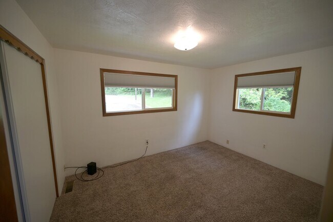 Building Photo - 4 bed, 2 bath, split level home in Sequim,...