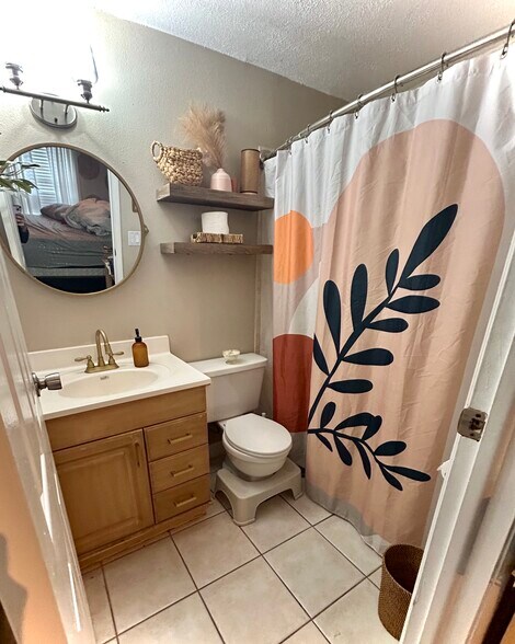 Primary on suite bath - 9383 86th Ave