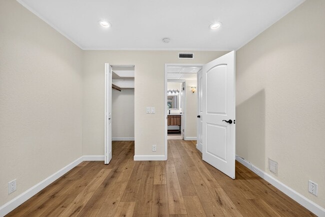 Building Photo - Resort-Style Living in Walnut Creek! Bright 1BR w/ Private Tree-Line Balcony!
