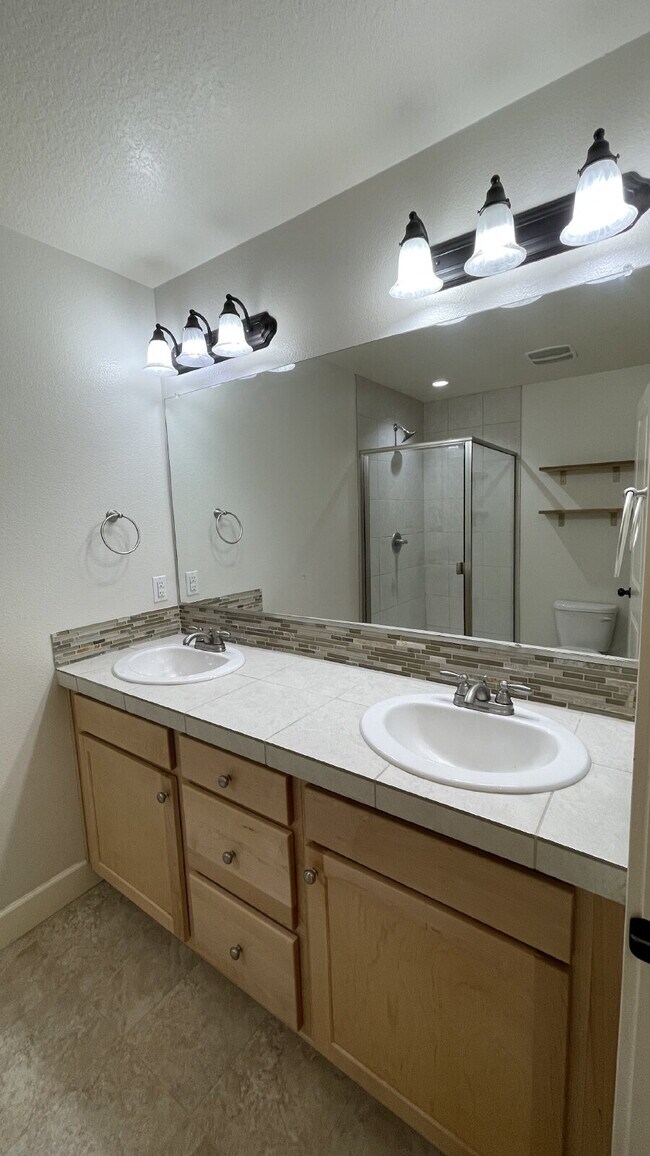 Building Photo - 3 Bedroom / 2.5 Bathroom Home with Attached Garage & Fenced Backyard