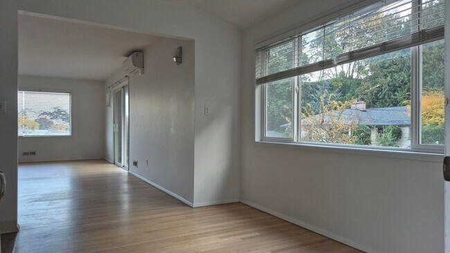 Building Photo - Amazing 2 Bedroom 1 Bath with View in NW P...