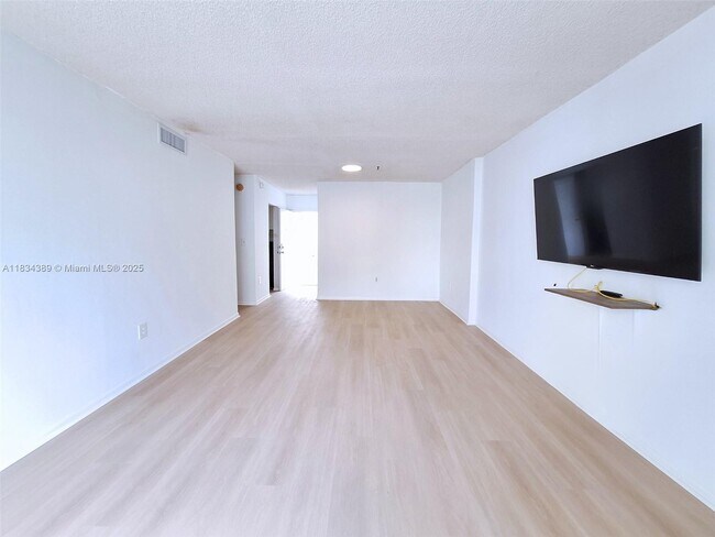 Building Photo - 1357 Collins Ave