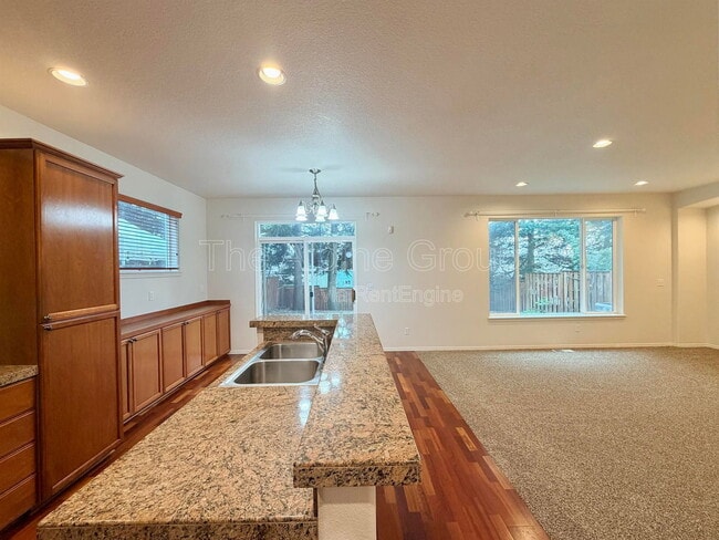 Building Photo - 958 SE Roundelay St