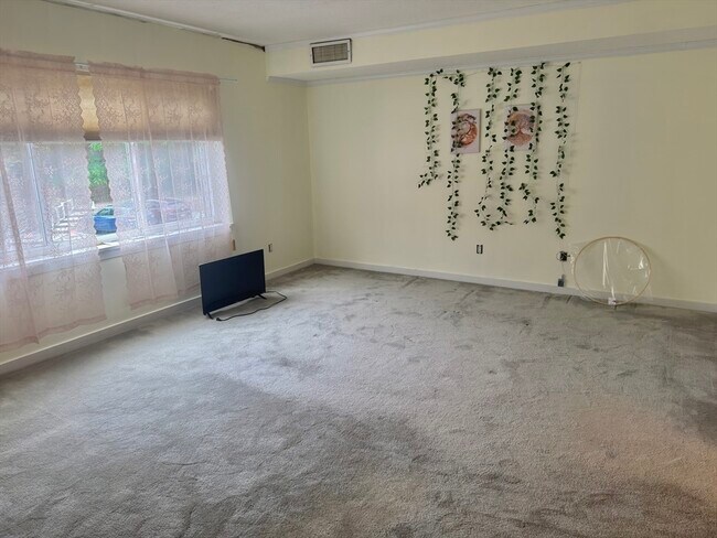 Building Photo - 282 Place Ln