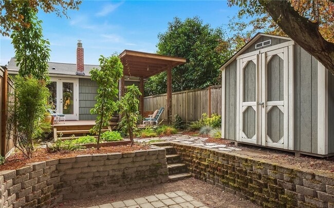 Building Photo - Greenwood Home