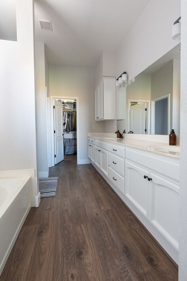 Building Photo - Stunning 3 Bedroom 2 Bath Home
