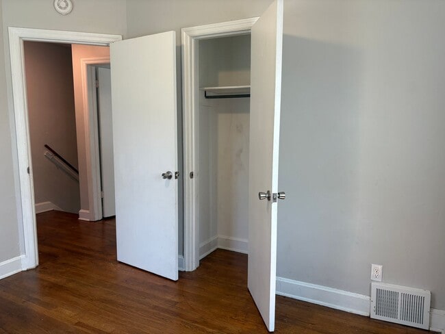 Building Photo - 2 Bedroom, 1 Bathroom Apartment in High Po...