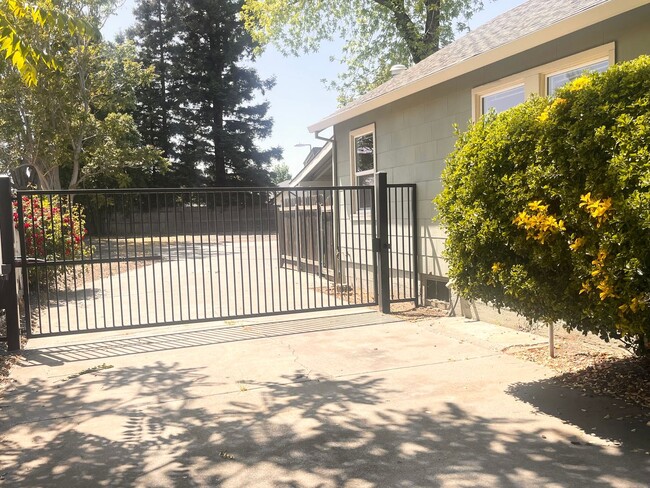 Building Photo - 3 Bedroom House, Available Now!