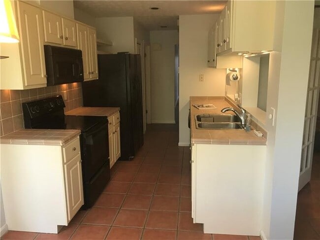 Building Photo - 19 Normandy Ct