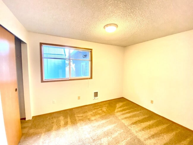 Building Photo - Bothell Duplex w/ Spacious Yard