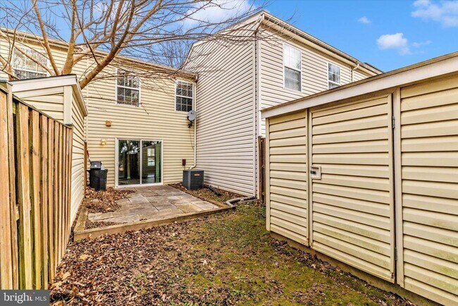 Building Photo - 584 Cotswold Ct