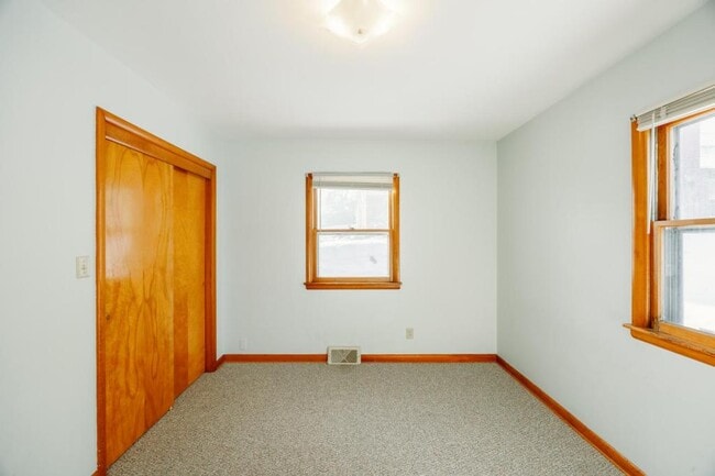 Building Photo - 212 Pine St