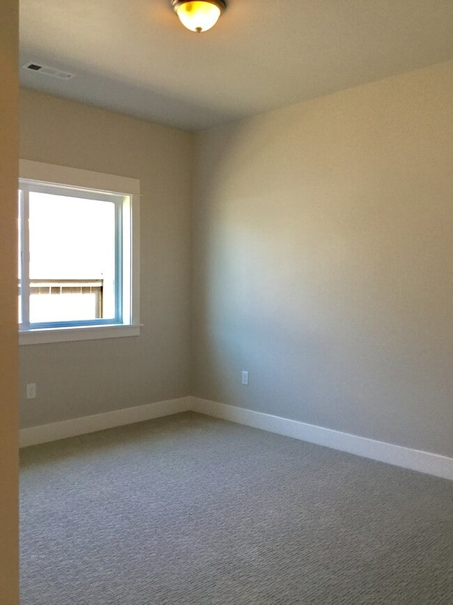 Building Photo - Stunning Newer Build in Stonegate Estates!!