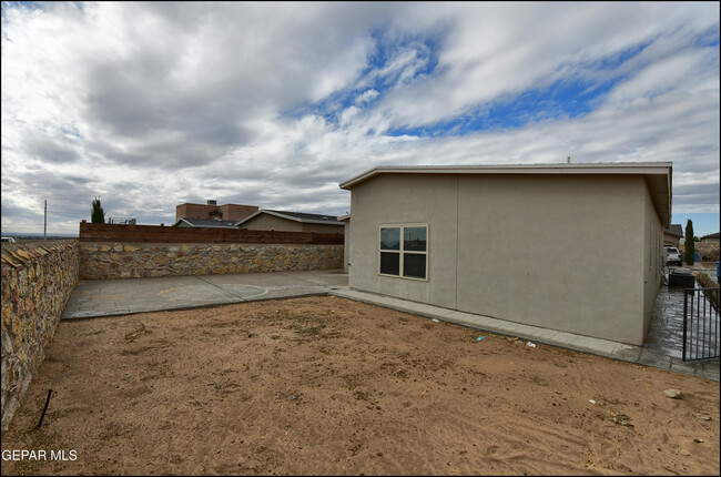 Building Photo - 432 Stetson Dr