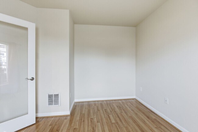 Building Photo - Amazing 4 BR/3.5 BA Townhome in Riverdale!