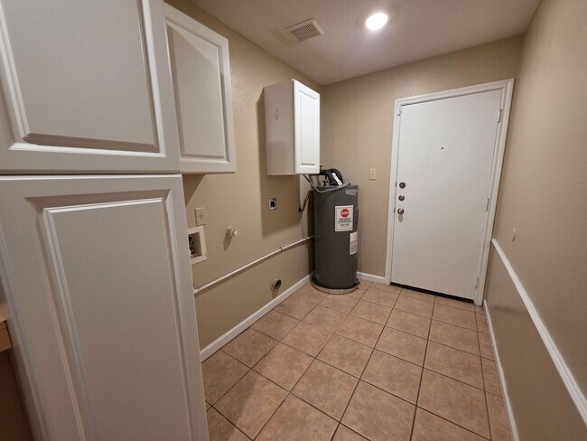 Building Photo - Beautiful 4 Bedroom Home for Lease!