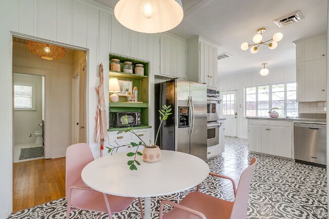 Building Photo - Beautifully Updated 3 Bedroom Home in the Heart of TCU