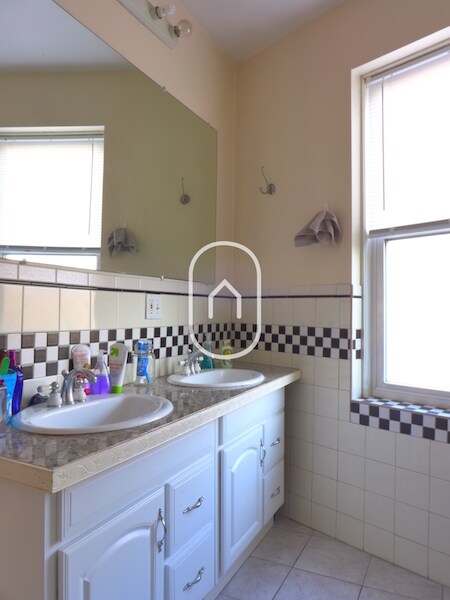 Building Photo - 144 Strathmore Rd