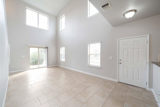 Building Photo - 1620 Bryant Dr