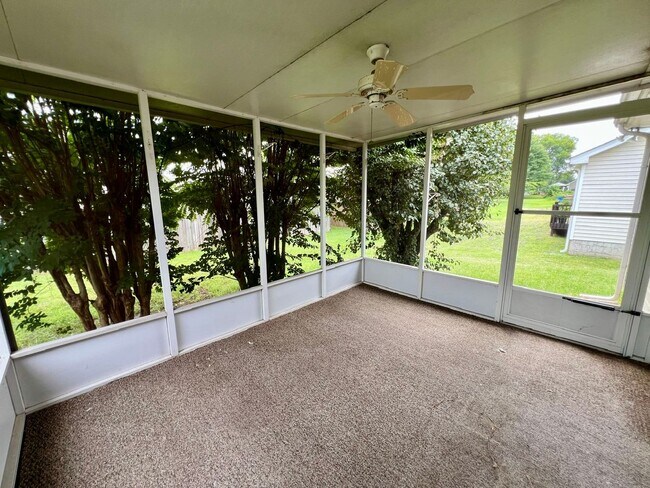 Building Photo - 3 bed, 2 Bath, Garage + Screened Back Porch, Near Cason Ln