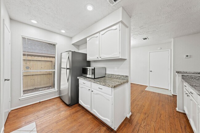 Building Photo - 4503 Pineville Ln