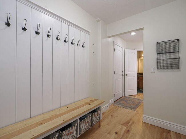 Building Photo - 4 Bedroom, 2.5 bathroom Bluffdale Home
