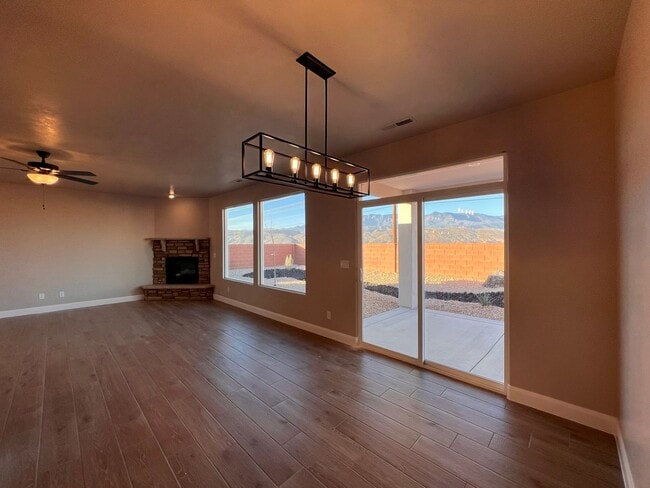 Building Photo - Newer home in Sky Ridge