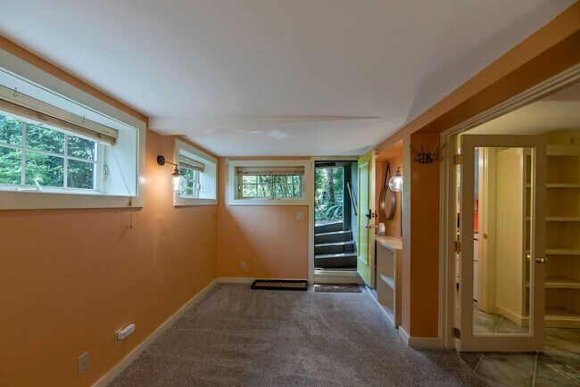 Building Photo - Big Charm in Madison Valley 4 bd 3 ba