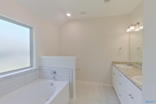 Building Photo - 111 Live Oak Dr