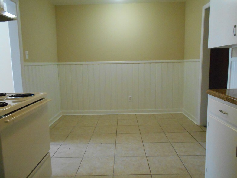 Kitchen/dining area - 1728 E Avalon Cir