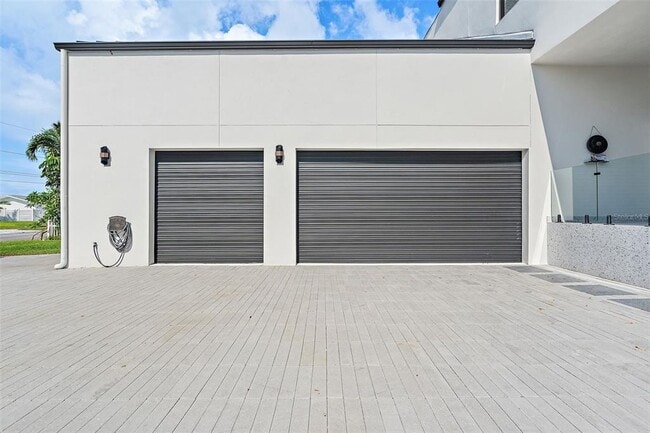 Building Photo - 585 Dolphin Ave SE