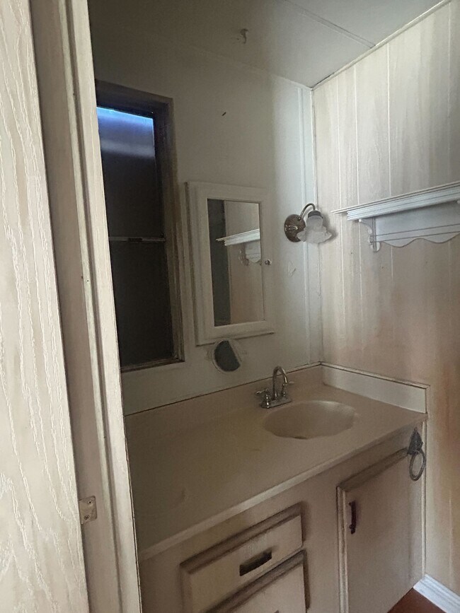 Building Photo - 3601 E Wyoming Ave